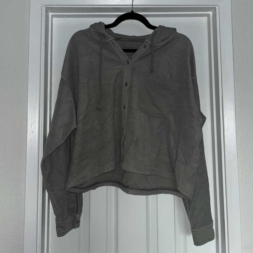 OLIVE GREEN AEO CROPPED BUTTON DOWN HOODIE